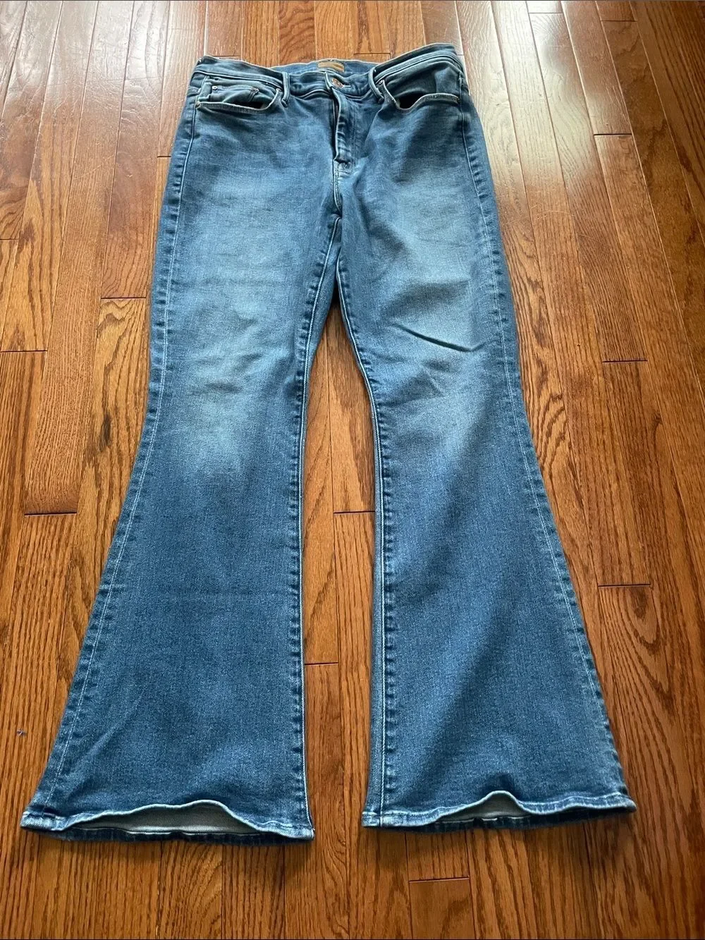 MOTHER The Weekender Layover Flare Jeans Medium Wash Women’s Sz 32